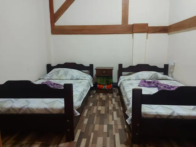 Habitación con dos camas individuales de madera