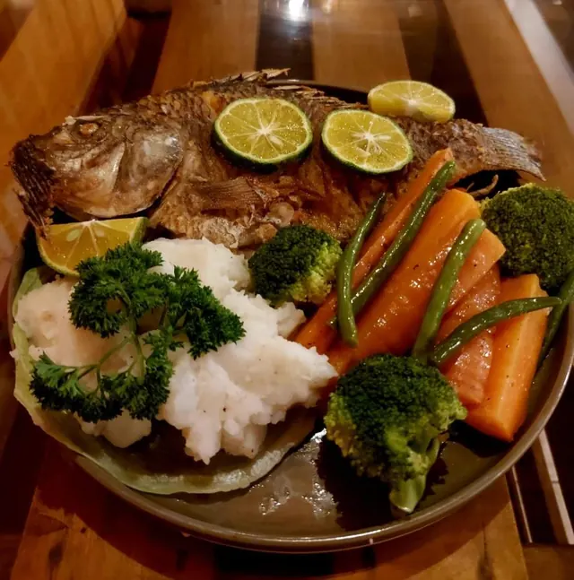 Tilapia entera frita con limón, arroz, zanahoria, vainica y brócoli